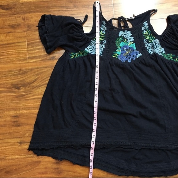 Free People Navy Floral Embroidered Cutout Shoulder Tunic Top Size Large Hippie - Picture 15 of 16